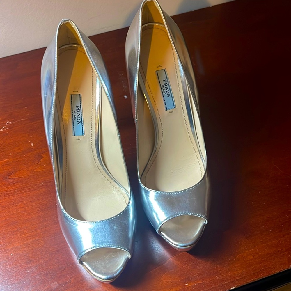 Prada Leather Pumps
Silver
Peep-Toes
Platform